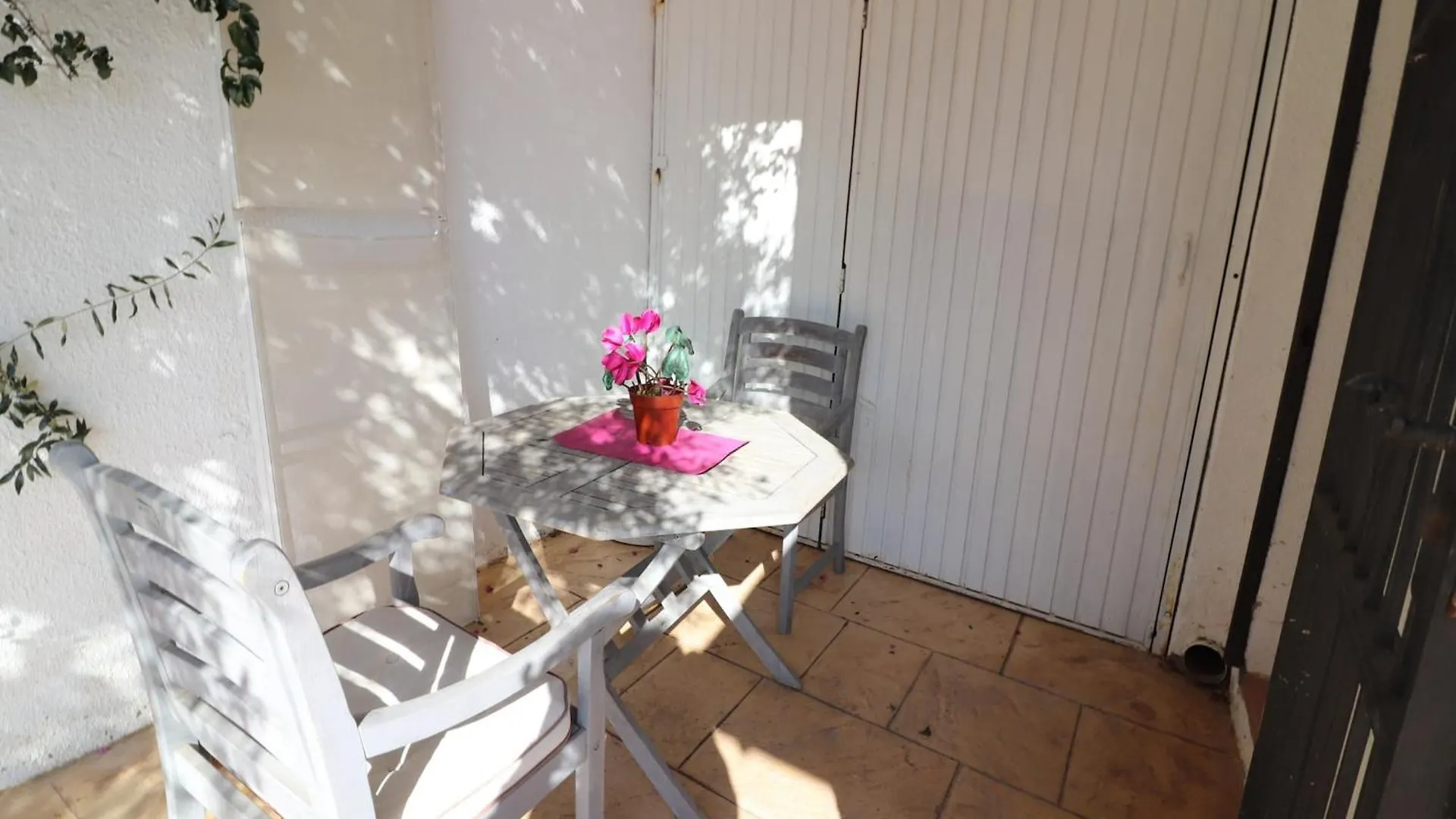Beautiful Apartment With View Montjoi 0*,