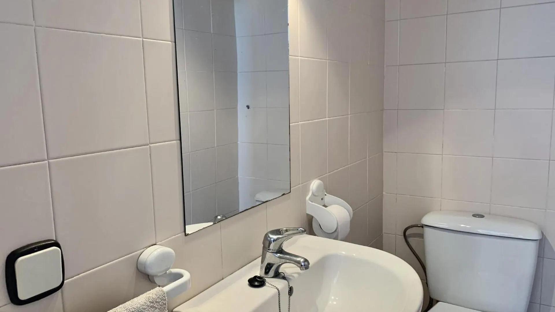 Beautiful Apartment With View Montjoi 0*,
