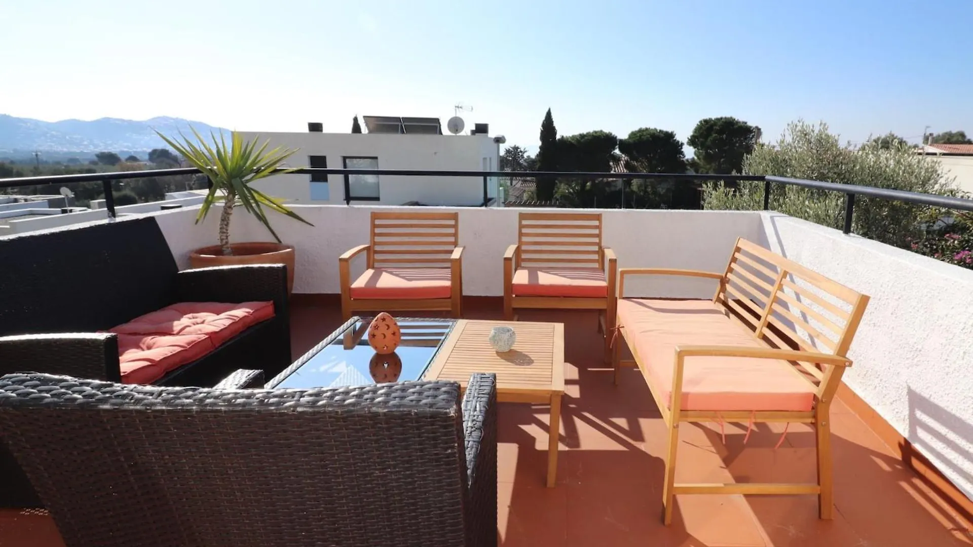 Beautiful Apartment With View Montjoi 0*,