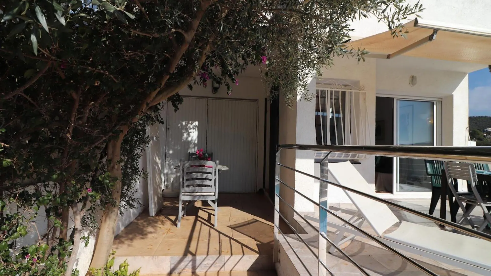 Beautiful Apartment With View Montjoi